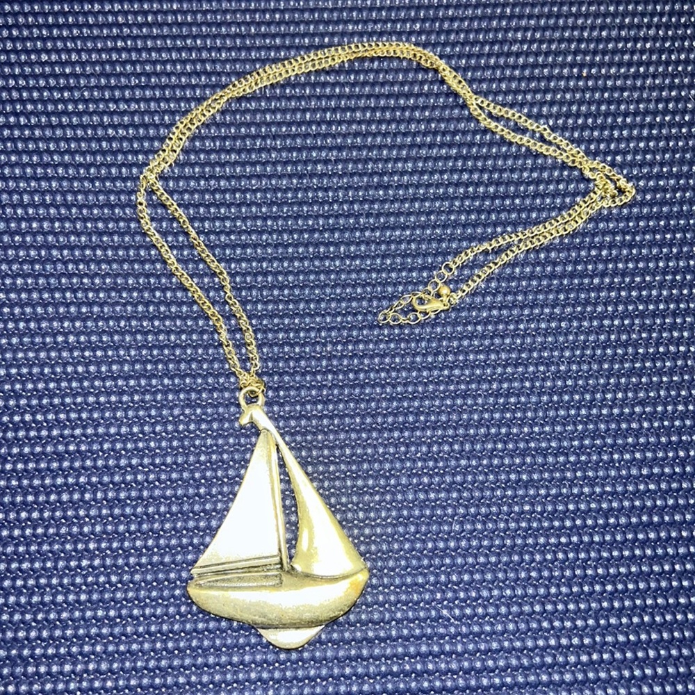 Long chain necklace with Boat ornament